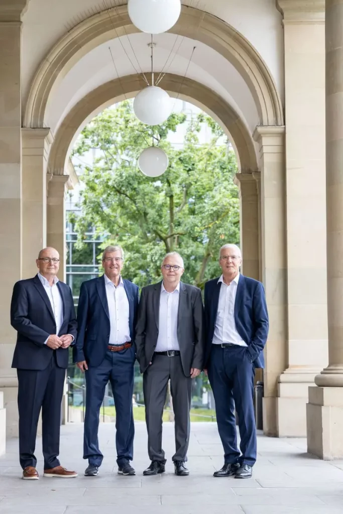 Experten für Projektbegleitung: Die 4 Geschäftsführer von quadrat-4 stehen unter einem Torbogen des Stadtpalais Stuttgart.