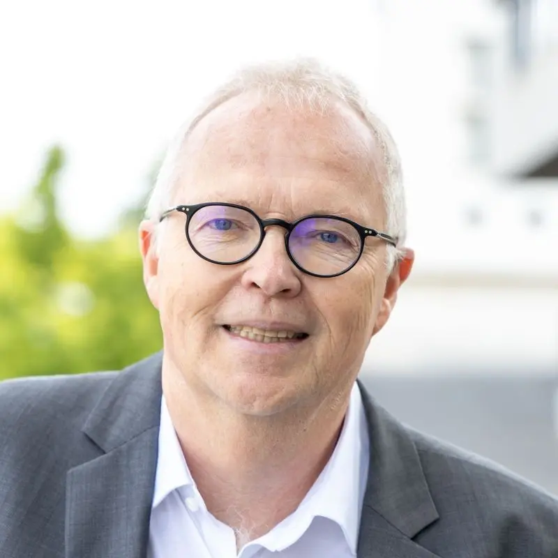 Portrait-Bild von Kai Holoch, einem der vier Geschäftsführer und Projektberater von quadrat4